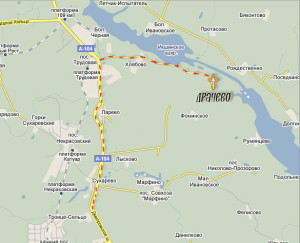 При движении от Москвы по Дмитровскому шоссе поворот направо на Хлябово (около 21 км от МКАД). Далее прямо 6 км до деревни Драчево.)